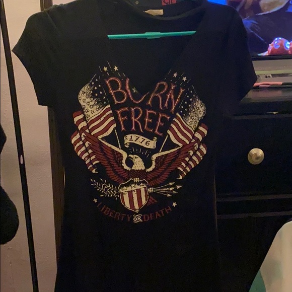 Black shirt w design - Picture 1 of 2